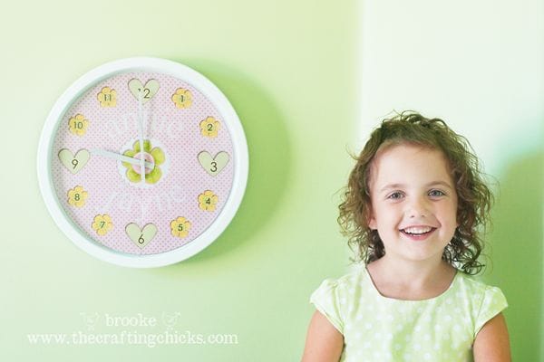 annie-with-personalized-decorative-clock
