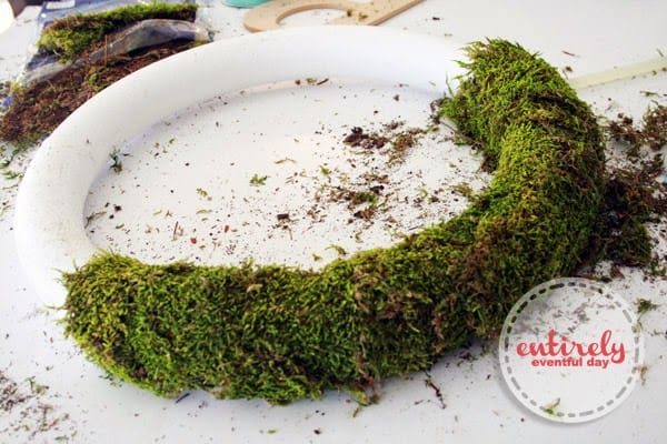 How to make a simple moss wreath. Really inexpensive and so fresh and green. Perfect for Spring! #spring #wreath #moss