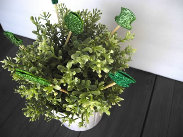 St. Patrick's Day IKEA Hack - Lucky leaves home decor idea