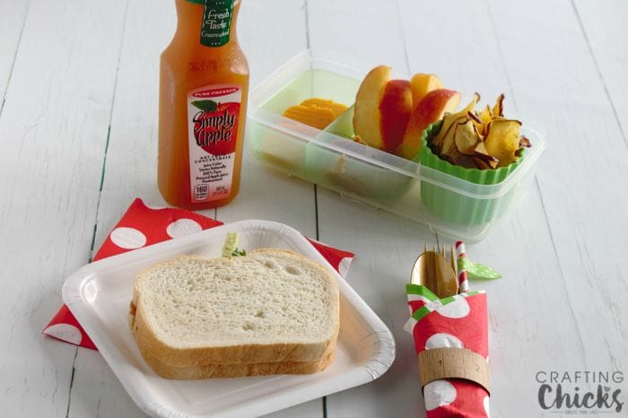 This easy Apple Themed Lunch is such a fun back to school idea!