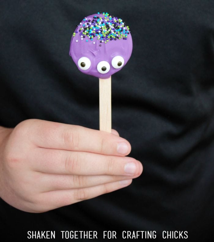 Monster Face Oreo Pops! These kid friendly Halloween treats are SO adorable and easy to make!