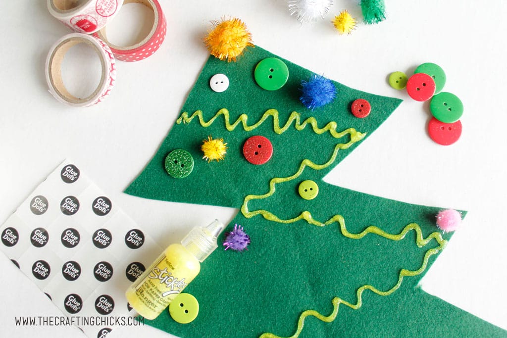 DIY Felt Christmas Tree Kids Craft - Need a festive way to keep the kids busy? Try this fun Felt Christmas tree. It's a fun and easy idea that will keep the kids active.