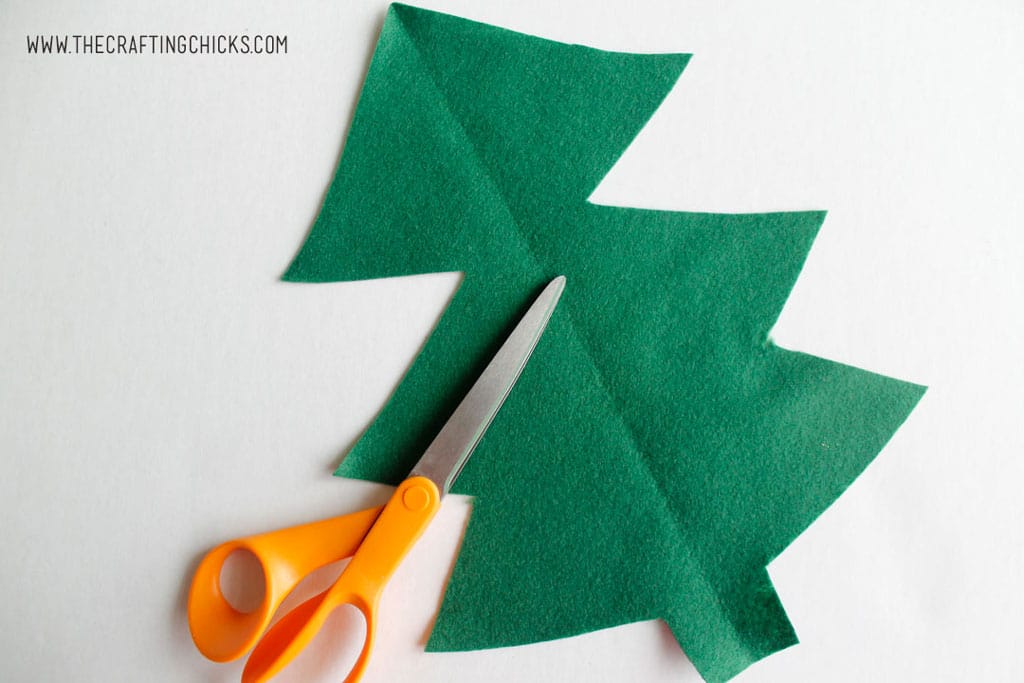  DIY Felt Christmas Tree Kids Craft - Need a festive way to keep the kids busy? Try this fun Felt Christmas tree. It's a fun and easy idea that will keep the kids active.