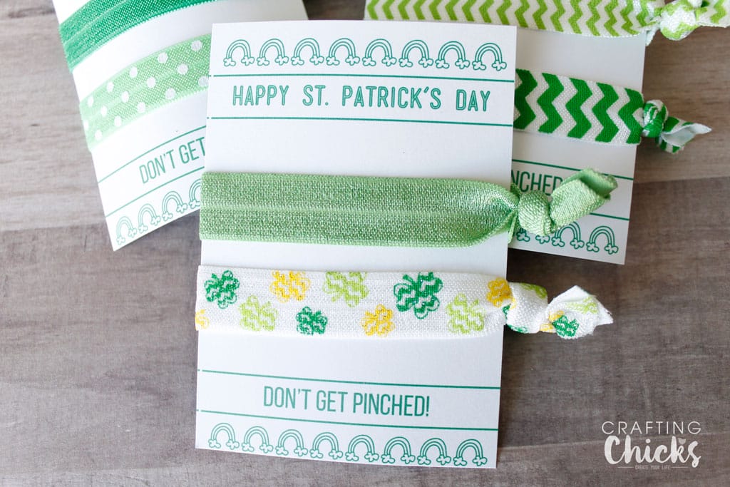 St. Patrick's Day Hair Tie Cards are a fun gift idea. Keep your friends from getting pinched by giving them these fun St. Patrick's Day themed hair ties.