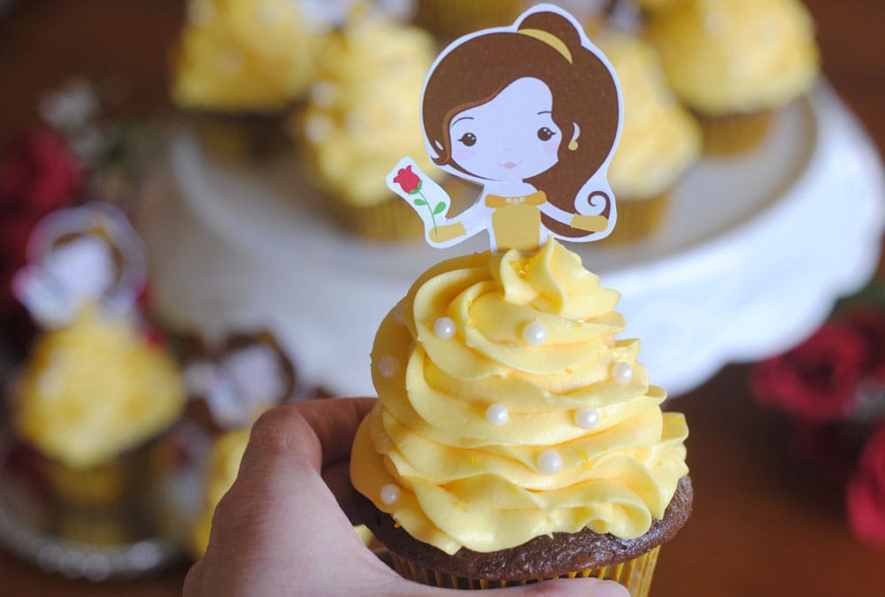 Free Printable Beauty and the Beast cupcake topper and tutorial. Learn how to make these adorable and easy cupcakes for any Disney fan.