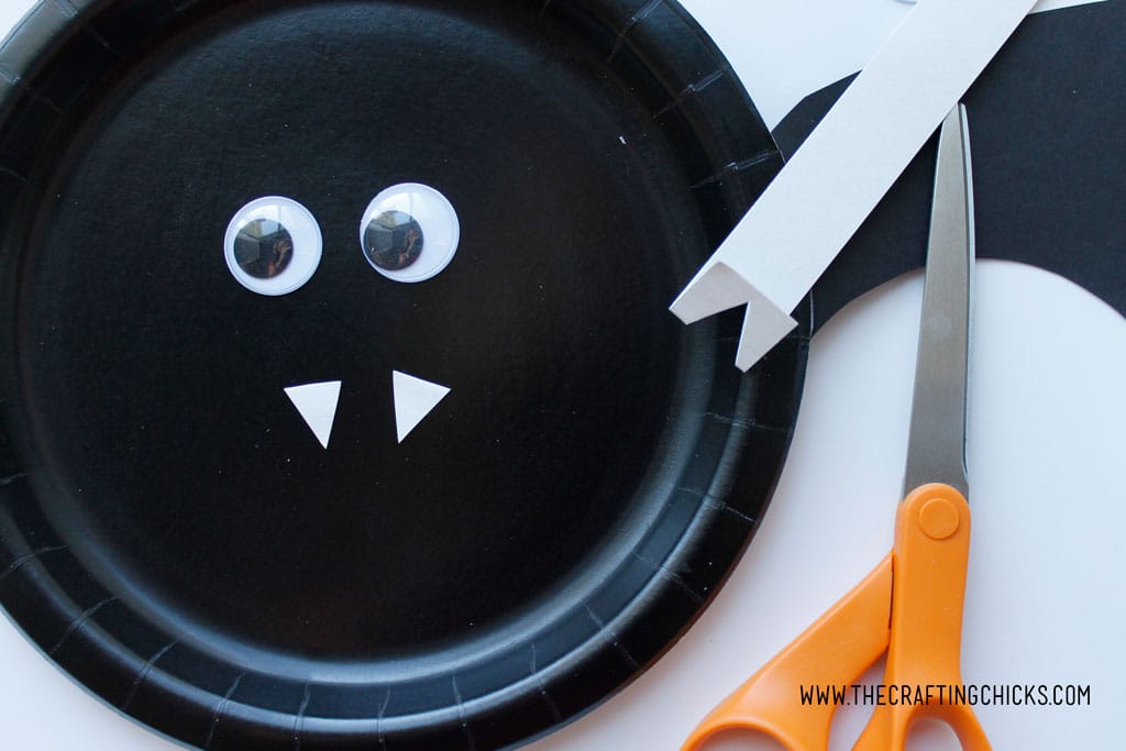 Bat Paper Plate Kids Craft is great for Halloween Class parties, or anytime you want to keep the kids busy. Younger kids will love creating a paper plate bat for preschool too. #Halloweenkidscraft #paperplatekidscrafts