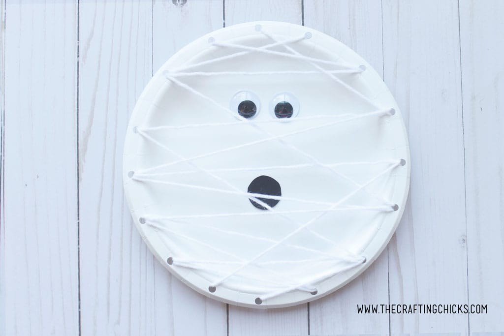 Mummy Paper Plate Kids Craft is a great way for kids to learn how to weave with yarn. This easy craft is great for children of all ages, starting in preschool.