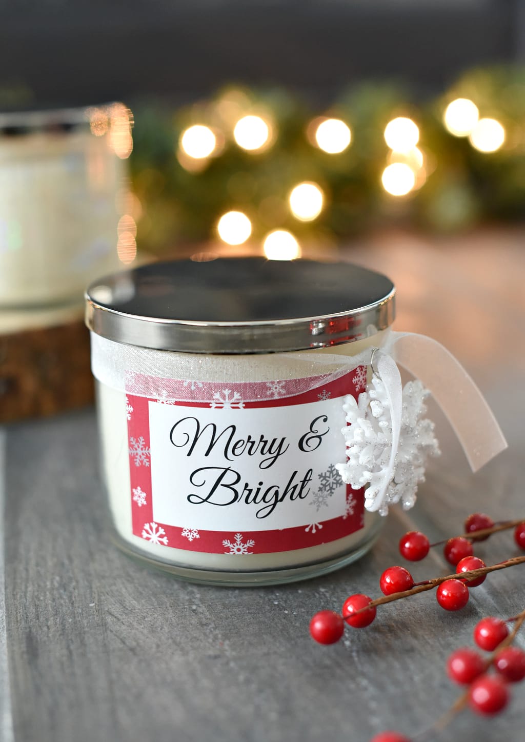 DIY Christmas candle gift idea! If you are looking for the perfect gift idea this year, we have it! #DIYChristmasgift #Christmas #Simplegiftidea