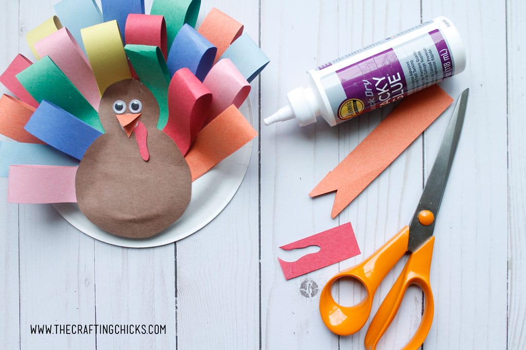 Paper Plate Turkey Craft is a fun craft for preschoolers. #thanksgivingcraftsforkids #paperplatecrafts