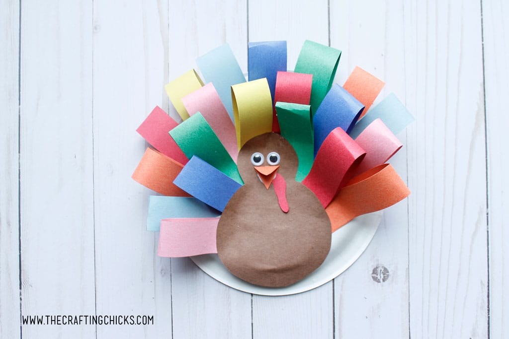 Paper Plate Turkey Craft is a fun craft for preschoolers. #thanksgivingcraftsforkids #paperplatecrafts