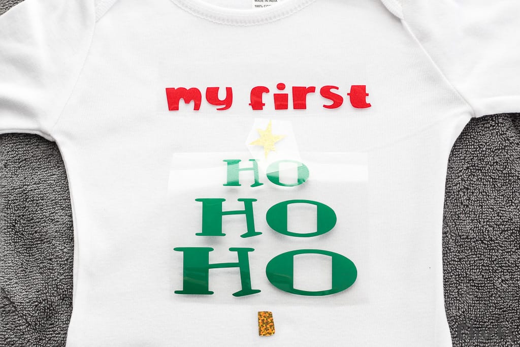 Iron-on onesie for Baby's First Christmas #Christmasgiftideas #BabysFirstChristmas #DIYgiftideas #ironon