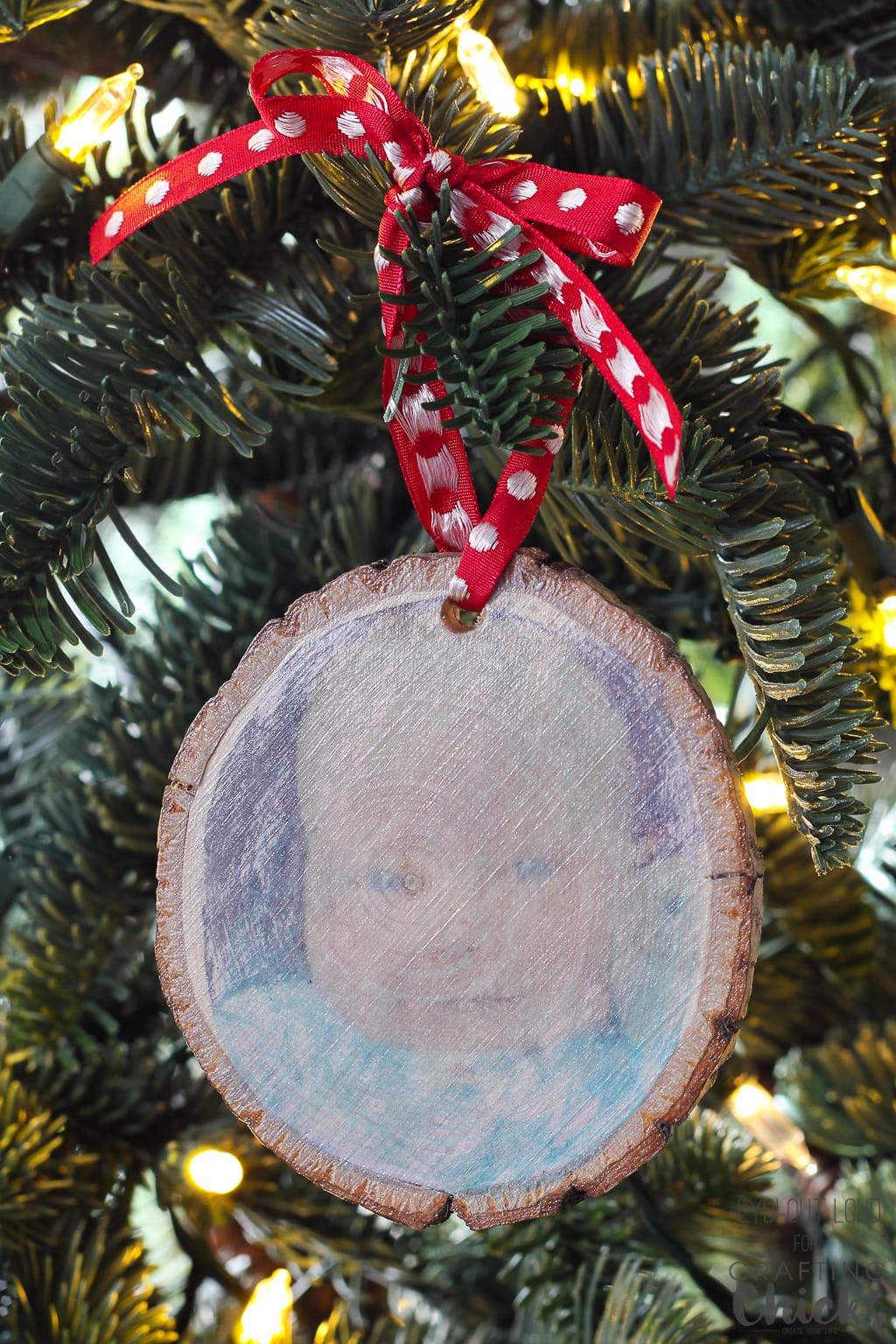 Photo transfer wood slice ornament #diyornament #woodslicecrafts #babysfirstchristmas