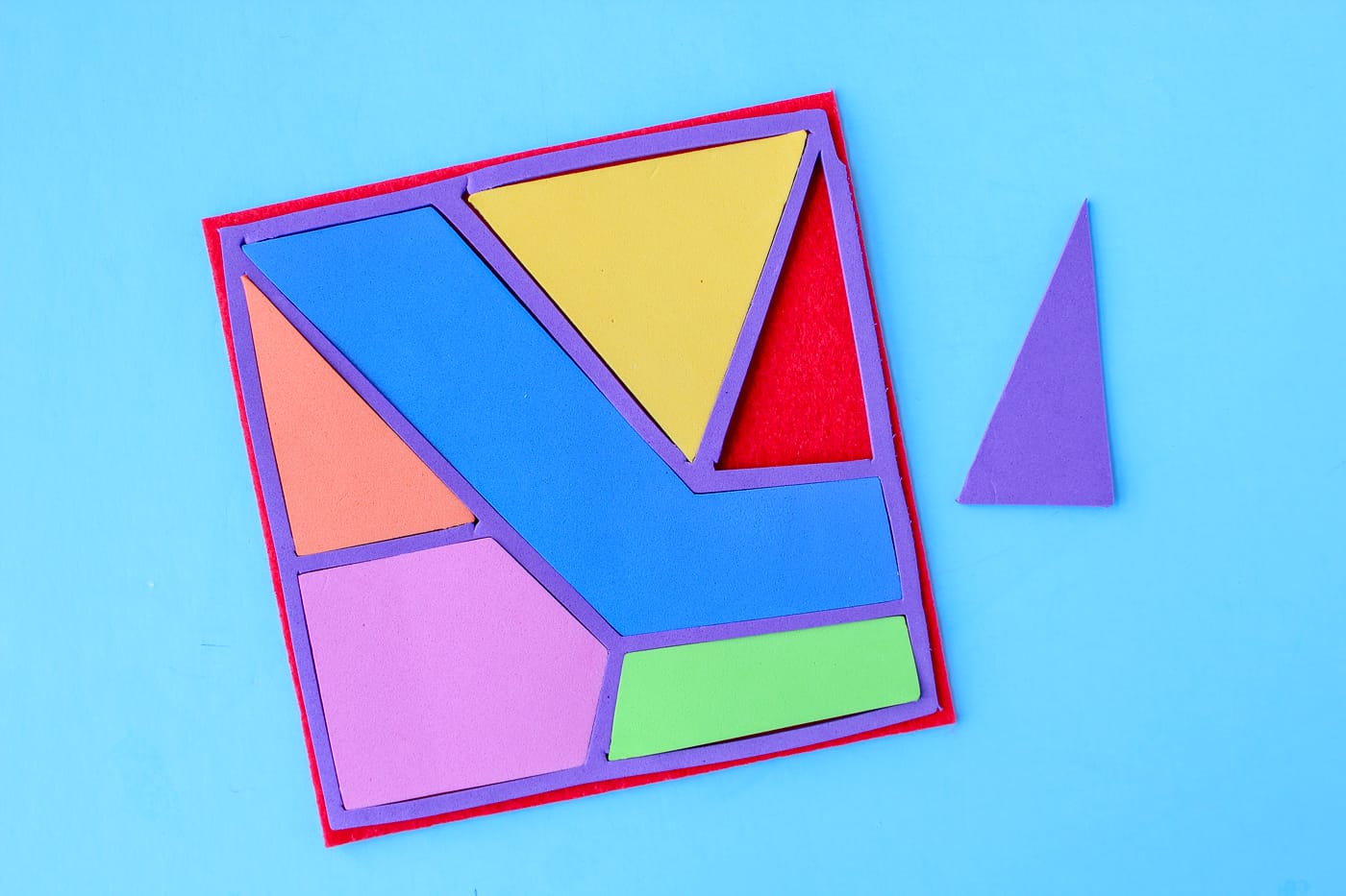 Rainbow Puzzles Pattern and Tutorial is a great way to fun activity with you that is fun for the kids but also stimulating and great for their brains! You can make these from tons of different materials to make it a fun sensory experience as well! #kidscrafts #learningcraftsforkids