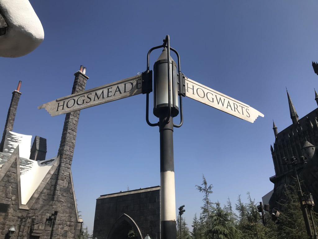 Amusement Park Tips | The best tips and tricks for your favorite amusement parks.  Disneyland, Disney World, Sea World, Universal Studios Hollywood and Orlando, and Legoland.  These are the best secrets! #amusementpark #tips #disneyland #seaworld #legoland #harrypotter #universalstudios