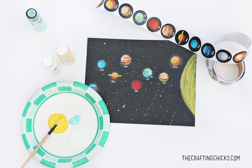 Easy Solar System Craft for Kids | This splatter paint solar system craft is easy and you will only need a few supplies to get started. #diy #kids #craft #solar #system #space #activity