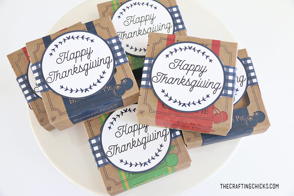 Thanksgiving Mini Pies with Tags for a sweet Thanksgiving treat. Share with family, friends and neighbors or add to festive Thanksgiving Place Settings!
