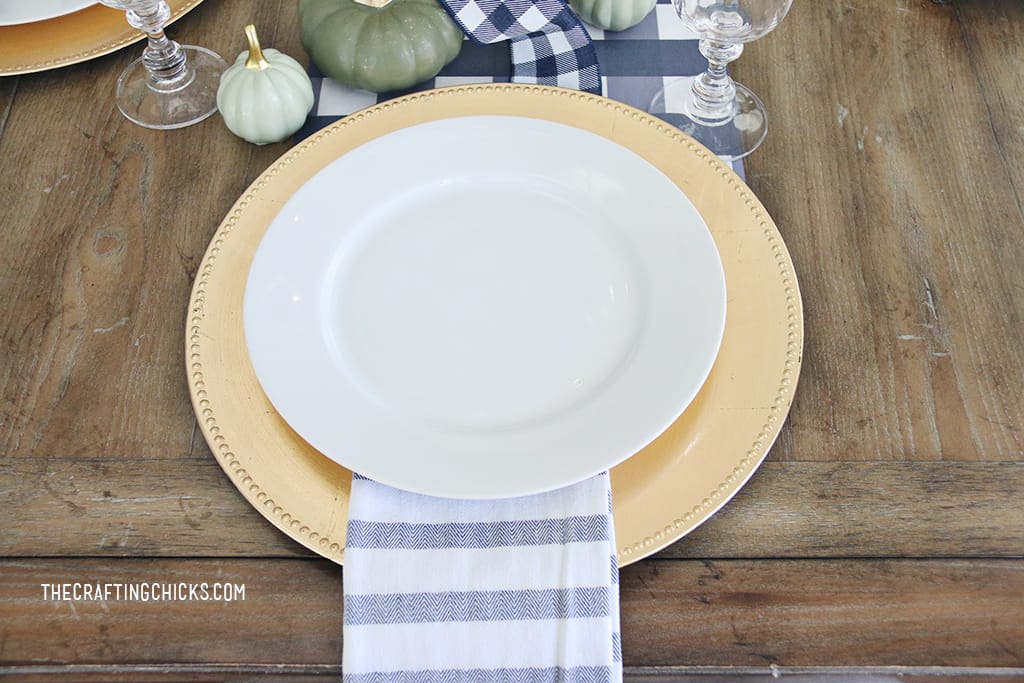 Thanksgiving Place Settings for a family and friends to gather around. Special touches with thanksgiving place cards, and thankful prints.