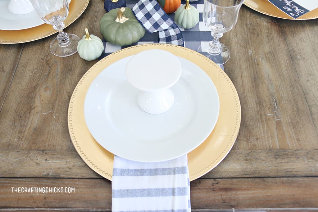 Thanksgiving Place Settings for a family and friends to gather around. Special touches with thanksgiving place cards, and thankful prints.