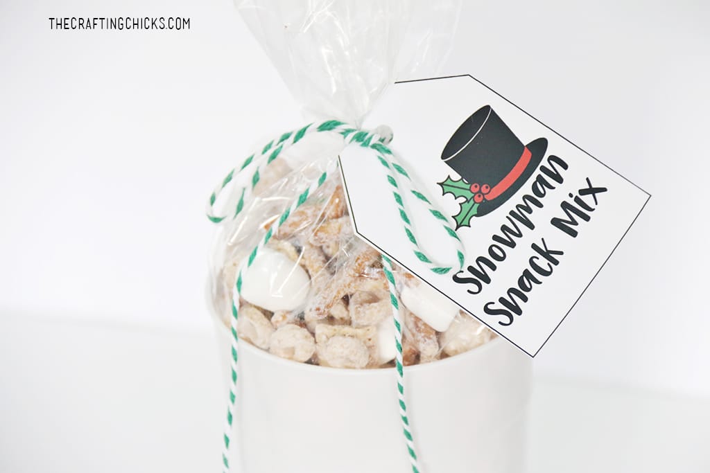 Holiday gift idea Snowman snack mix with free printable snowman tag.